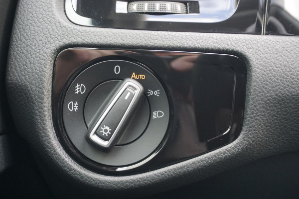 Volkswagen Golf 1.0 TSI 110PK Highline/19 Inch/Liefhebbersauto!!/ Moet gezien worden!!