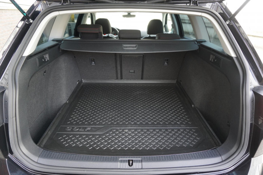 Volkswagen Golf 1.0 TSI 110PK Highline/19 Inch/Liefhebbersauto!!/ Moet gezien worden!!