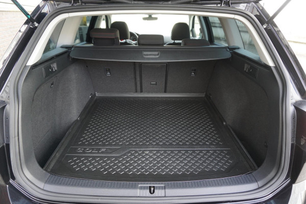 Volkswagen Golf 1.0 TSI 110PK Highline/19 Inch/Liefhebbersauto!!/ Moet gezien worden!!