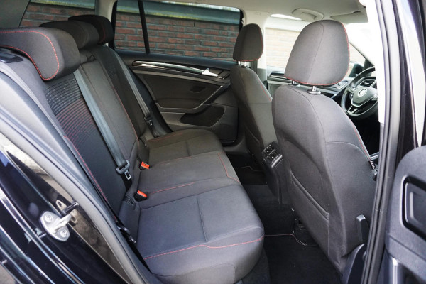 Volkswagen Golf 1.0 TSI 110PK Highline/19 Inch/Liefhebbersauto!!/ Moet gezien worden!!