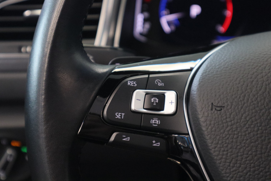 Volkswagen T-Roc 1.5 TSI Sport Panorama dak Stuurwielverwarming ! 2e Paasdag geopend van 12.00 tot 17:00u !