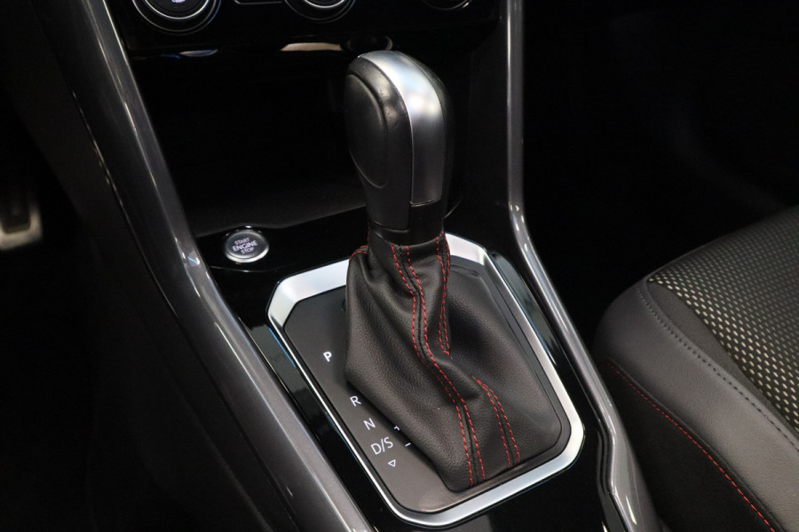 Volkswagen T-Roc 1.5 TSI Sport Panorama dak Stuurwielverwarming ! 2e Paasdag geopend van 12.00 tot 17:00u !