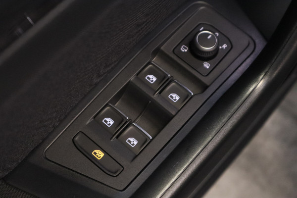 Volkswagen T-Roc 1.5 TSI Sport Panorama dak Stuurwielverwarming ! 2e Paasdag geopend van 12.00 tot 17:00u !