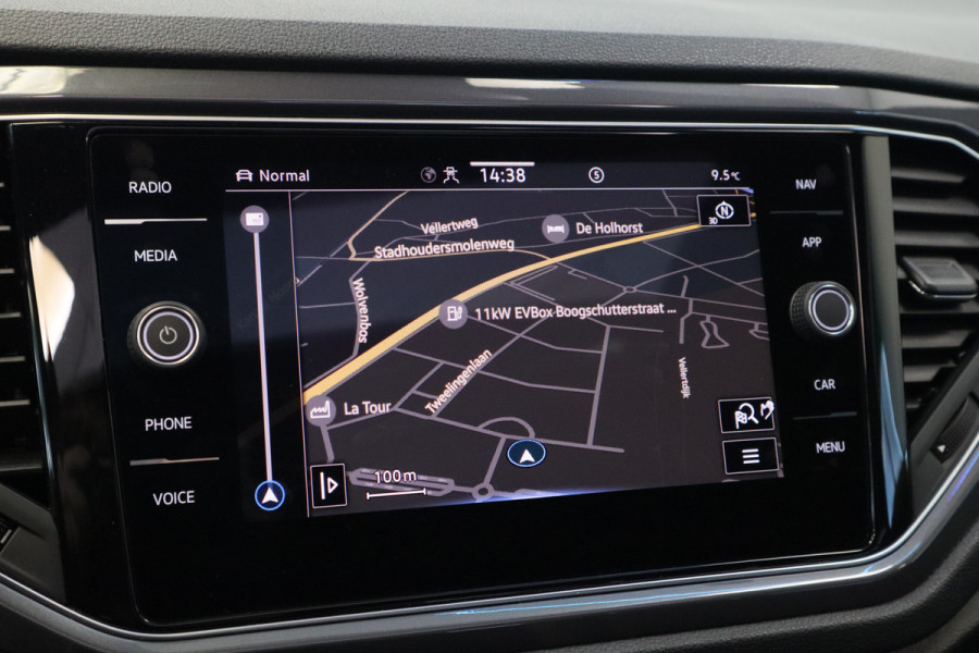 Volkswagen T-Roc 1.5 TSI Sport Panorama dak Stuurwielverwarming ! 2e Paasdag geopend van 12.00 tot 17:00u !