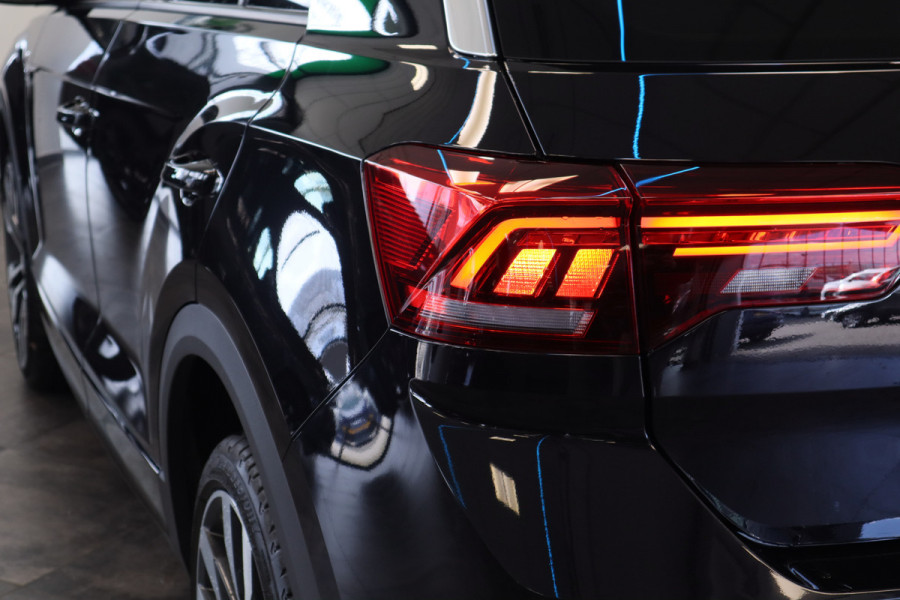 Volkswagen T-Roc 1.5 TSI Sport Panorama dak Stuurwielverwarming ! 2e Paasdag geopend van 12.00 tot 17:00u !