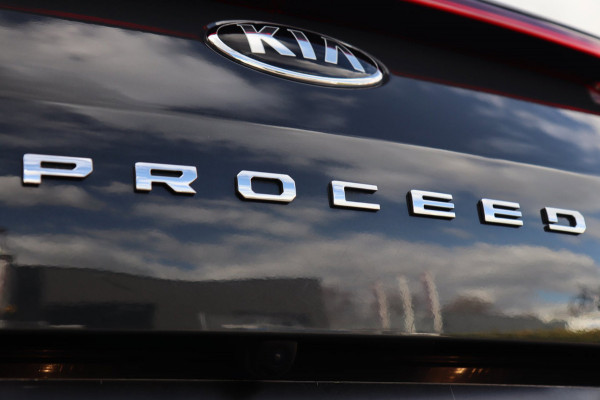 Kia ProCeed 1.6 T-GDI GT / PANODAK / KEYLESS / MEMORY / JBL / CAMERA / CARPLAY