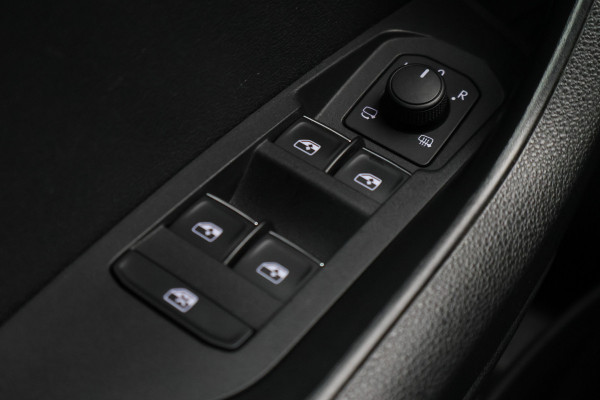 Škoda Karoq 1.5 TSI ACT Style Business Climate, Cruise, Verwarmde Voorruit, Apple Carplay, LED, Trekhaak, 18''