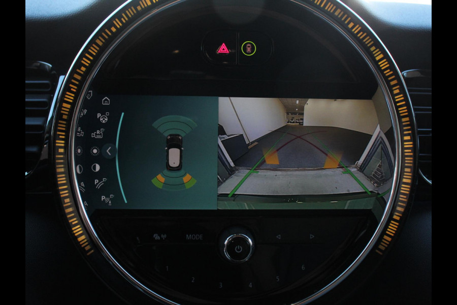 MINI Mini 1.5 Cooper Automaat Maximise | Achteruitrij Camera | Navigatie | Keyless start | Climate Control | Parkeer sensoren | Verwarmde voorstoelen