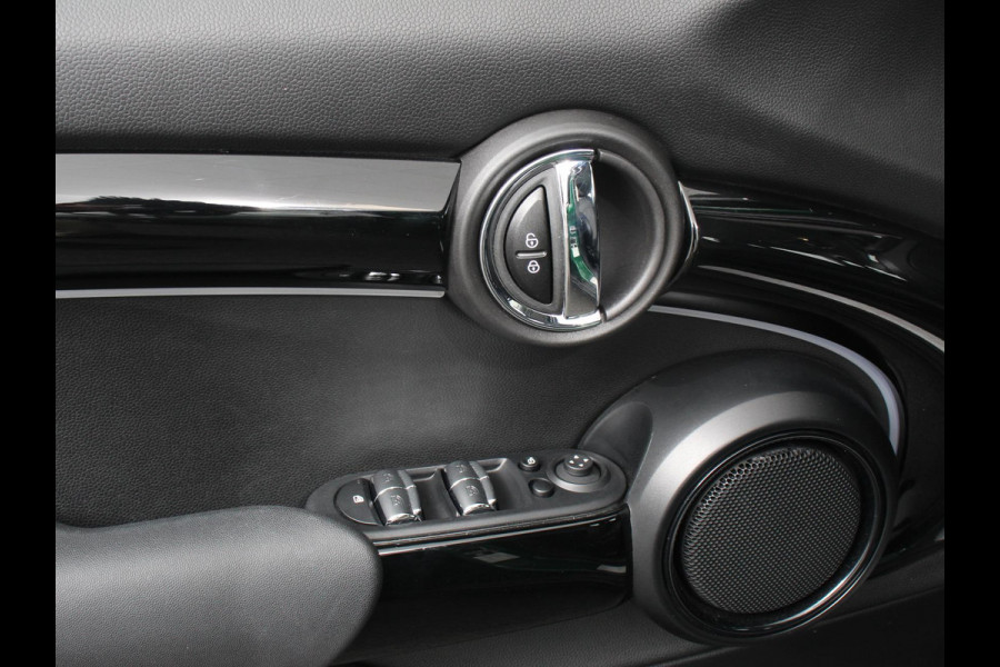 MINI Mini 1.5 Cooper Automaat Maximise | Achteruitrij Camera | Navigatie | Keyless start | Climate Control | Parkeer sensoren | Verwarmde voorstoelen