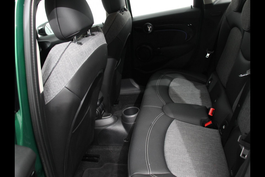 MINI Mini 1.5 Cooper Automaat Maximise | Achteruitrij Camera | Navigatie | Keyless start | Climate Control | Parkeer sensoren | Verwarmde voorstoelen