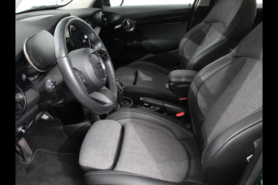 MINI Mini 1.5 Cooper Automaat Maximise | Achteruitrij Camera | Navigatie | Keyless start | Climate Control | Parkeer sensoren | Verwarmde voorstoelen