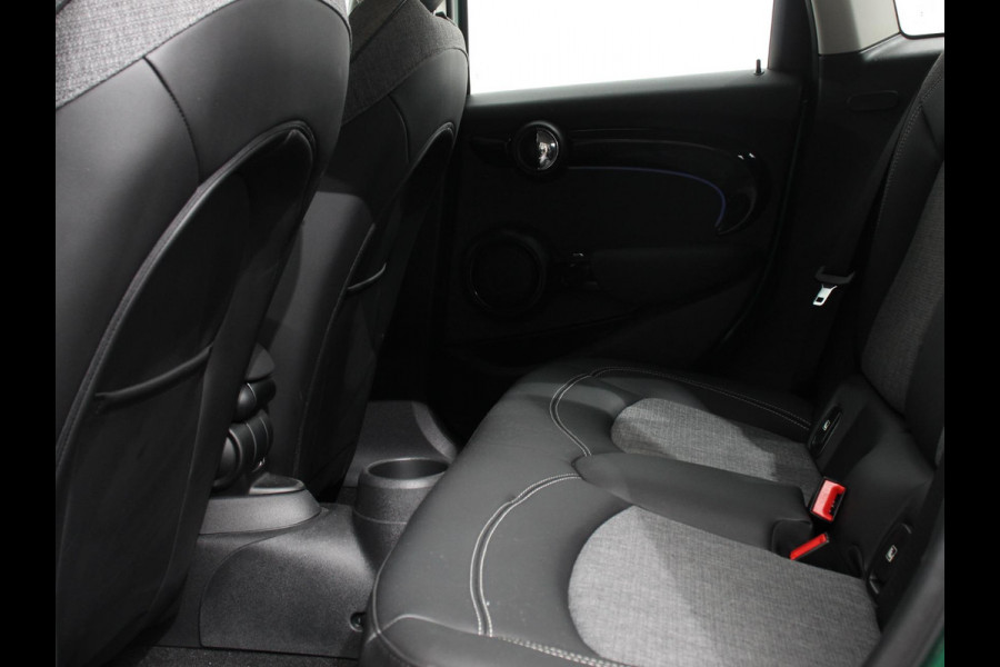 MINI Mini 1.5 Cooper Automaat Maximise | Achteruitrij Camera | Navigatie | Keyless start | Climate Control | Parkeer sensoren | Verwarmde voorstoelen