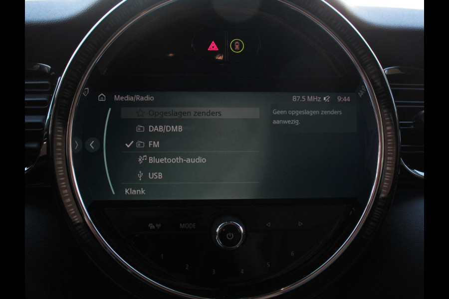 MINI Mini 1.5 Cooper Automaat Maximise | Achteruitrij Camera | Navigatie | Keyless start | Climate Control | Parkeer sensoren | Verwarmde voorstoelen