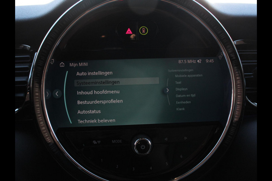 MINI Mini 1.5 Cooper Automaat Maximise | Achteruitrij Camera | Navigatie | Keyless start | Climate Control | Parkeer sensoren | Verwarmde voorstoelen