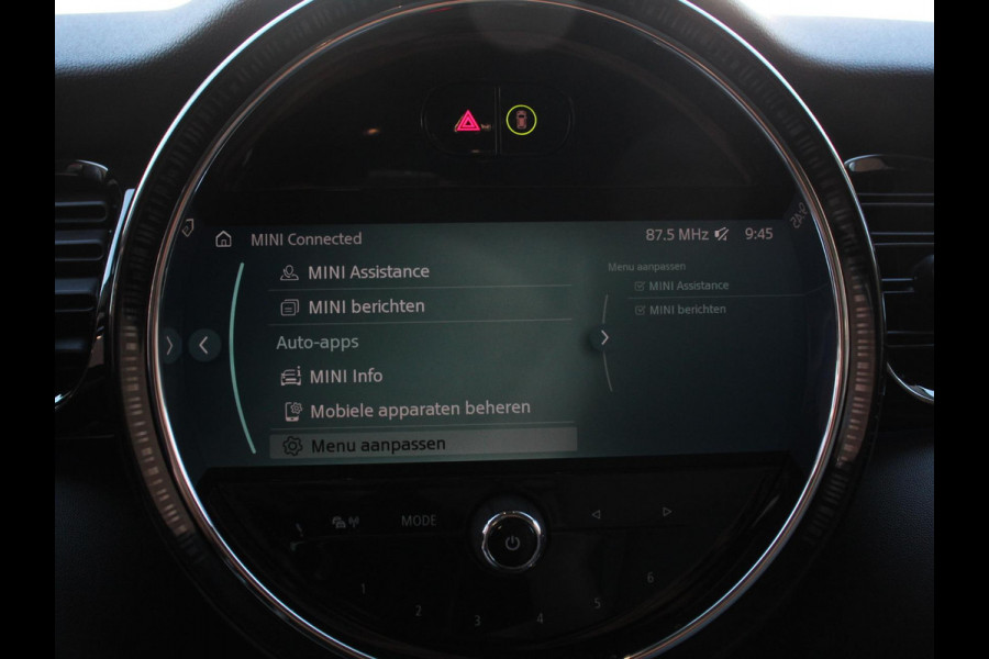 MINI Mini 1.5 Cooper Automaat Maximise | Achteruitrij Camera | Navigatie | Keyless start | Climate Control | Parkeer sensoren | Verwarmde voorstoelen