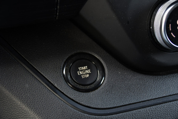 Renault Trafic 2.0 Blue dCi 170 T30 L2H1 Black Edition FULL OPTIONS! Adaptieve Cruise, Camera, Carplay, 170pk, Stoelverwarming, Trekhaak, LED, Automaat, Uniek!