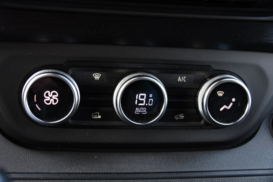 Renault Trafic 2.0 Blue dCi 170 T30 L2H1 Black Edition FULL OPTIONS! Adaptieve Cruise, Camera, Carplay, 170pk, Stoelverwarming, Trekhaak, LED, Automaat, Uniek!