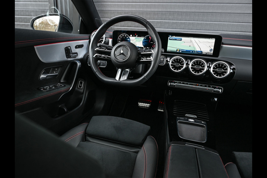 Mercedes-Benz CLA-Klasse 250 e AMG Line | Panoramadak | Distronic | Night pack | Stoelverwarming | 360 camera | Keyless | Head-up | Ambiance interieur