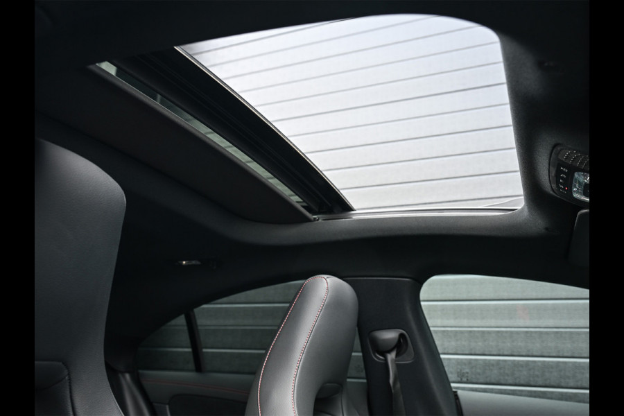 Mercedes-Benz CLA-Klasse 250 e AMG Line | Panoramadak | Distronic | Night pack | Stoelverwarming | 360 camera | Keyless | Head-up | Ambiance interieur