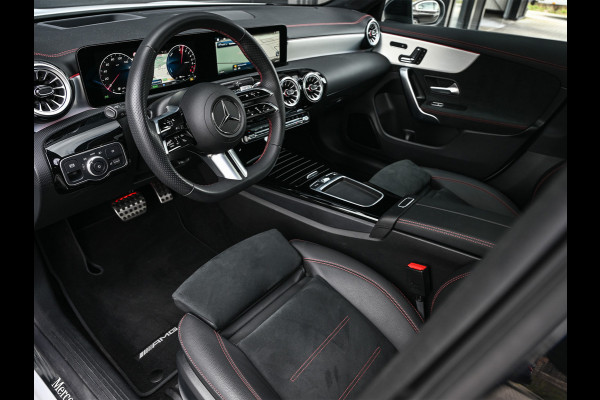 Mercedes-Benz CLA-Klasse 250 e AMG Line | Panoramadak | Distronic | Night pack | Stoelverwarming | 360 camera | Keyless | Head-up | Ambiance interieur