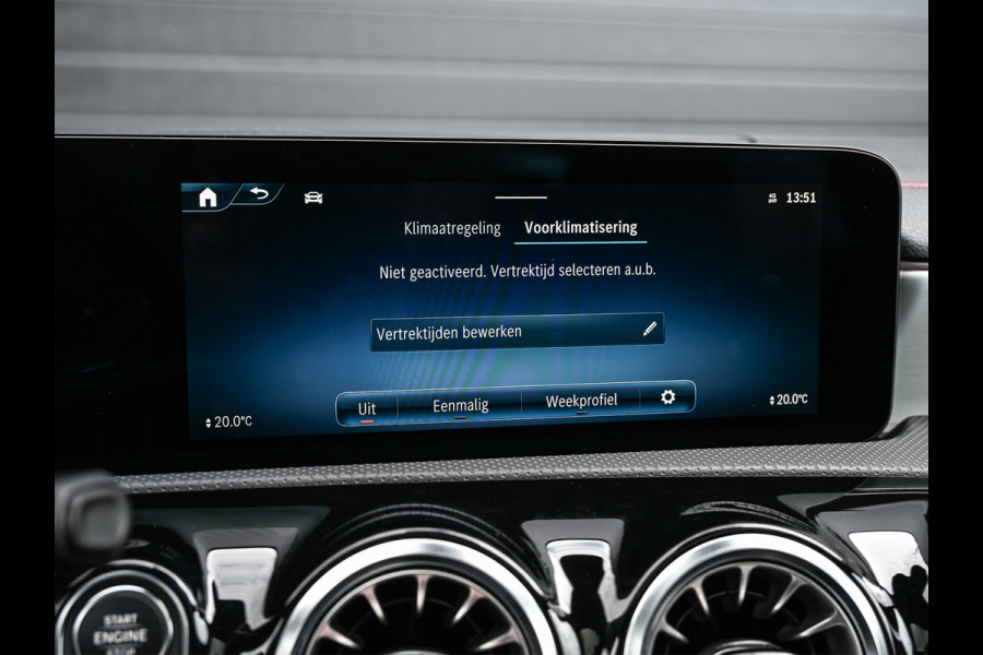 Mercedes-Benz CLA-Klasse 250 e AMG Line | Panoramadak | Distronic | Night pack | Stoelverwarming | 360 camera | Keyless | Head-up | Ambiance interieur