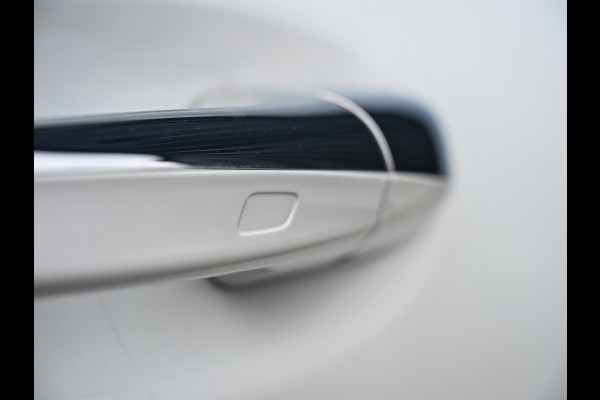 Mercedes-Benz CLA-Klasse 250 e AMG Line | Panoramadak | Distronic | Night pack | Stoelverwarming | 360 camera | Keyless | Head-up | Ambiance interieur