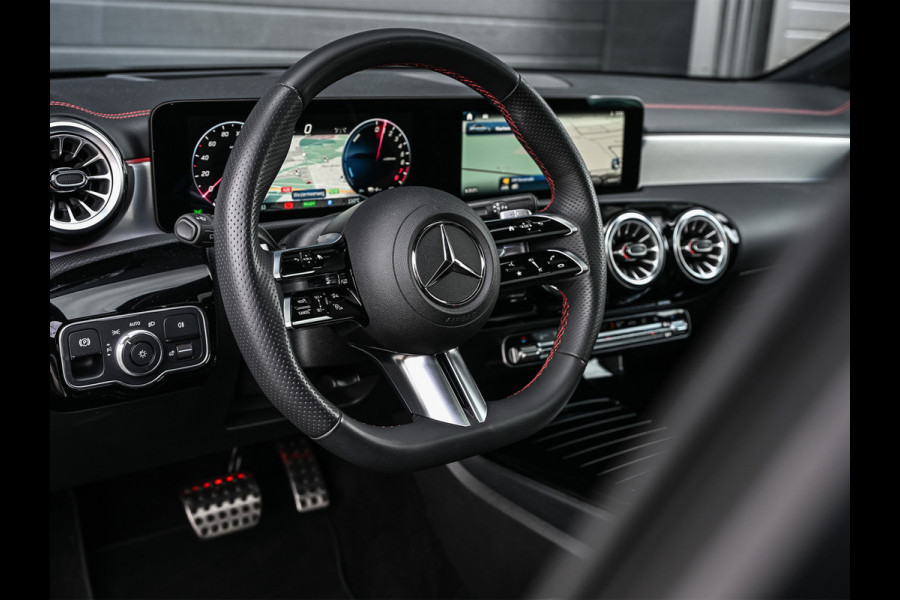 Mercedes-Benz CLA-Klasse 250 e AMG Line | Panoramadak | Distronic | Night pack | Stoelverwarming | 360 camera | Keyless | Head-up | Ambiance interieur