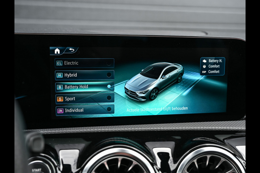 Mercedes-Benz CLA-Klasse 250 e AMG Line | Panoramadak | Distronic | Night pack | Stoelverwarming | 360 camera | Keyless | Head-up | Ambiance interieur