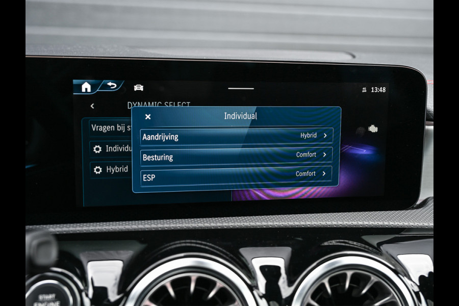 Mercedes-Benz CLA-Klasse 250 e AMG Line | Panoramadak | Distronic | Night pack | Stoelverwarming | 360 camera | Keyless | Head-up | Ambiance interieur