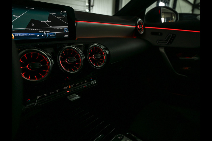 Mercedes-Benz CLA-Klasse 250 e AMG Line | Panoramadak | Distronic | Night pack | Stoelverwarming | 360 camera | Keyless | Head-up | Ambiance interieur