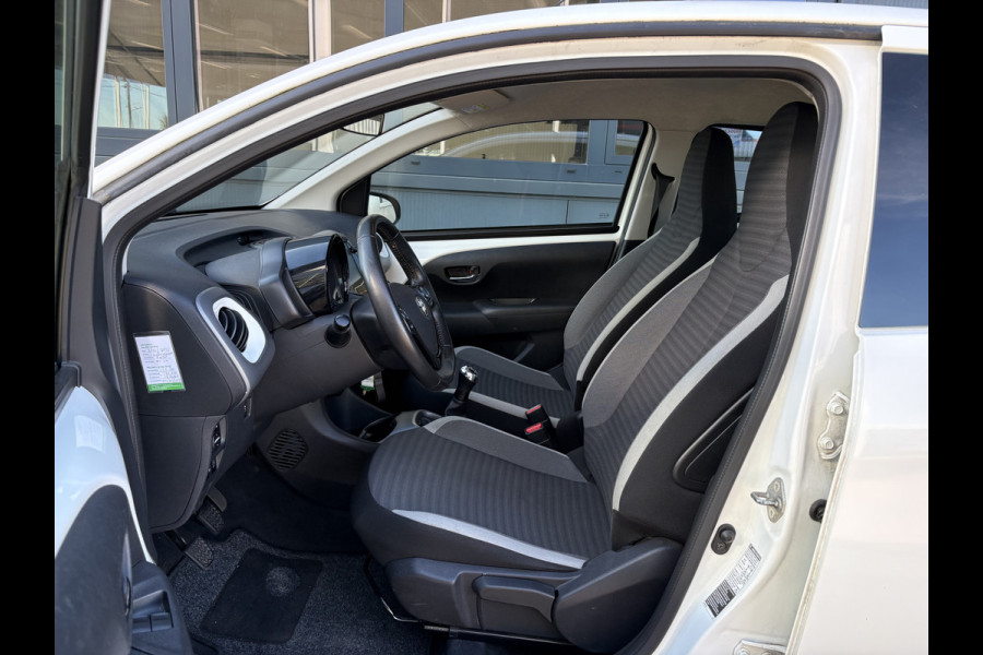 Toyota Aygo 1.0 VVT-i X-Play 5-drs. CAMERA/CARPLAY/LIMITER/AIRCO/MEDIA