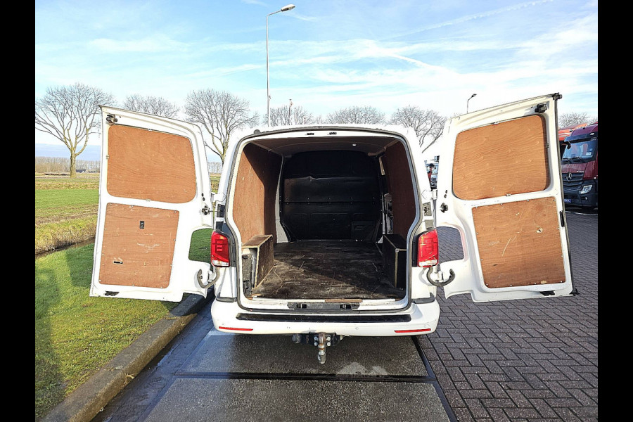 Volkswagen Transporter 2.0 TDI L2H1 150Pk Airco Automaat Achterdeuren Euro6!