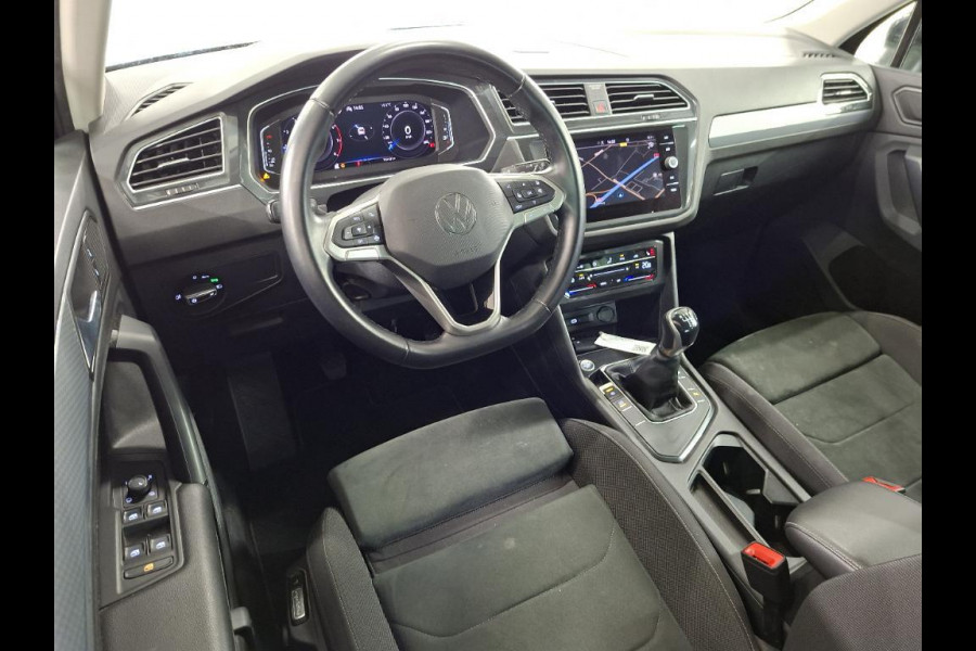 Volkswagen Tiguan 1.5 TSI Life Business | 96500 km | Trekhaak | Navigatie. | VERWACHT!