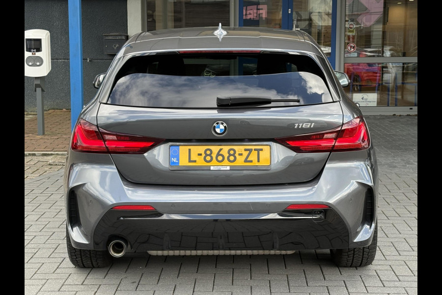 BMW 1-serie 118i Business Edition Plus 136pk Automaat | M Pakket | Navi | Stoelverwarming | PDC |