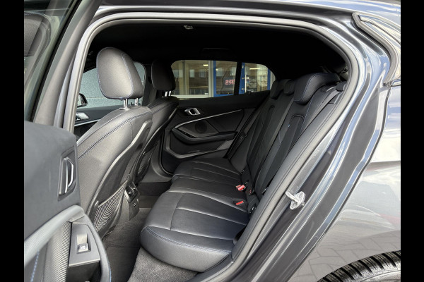 BMW 1-serie 118i Business Edition Plus 136pk Automaat | M Pakket | Navi | Stoelverwarming | PDC |