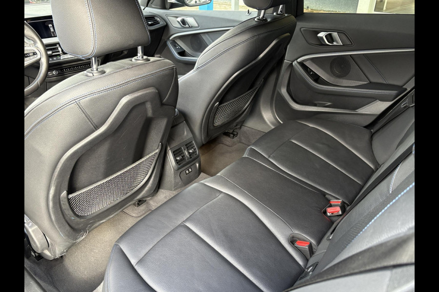 BMW 1-serie 118i Business Edition Plus 136pk Automaat | M Pakket | Navi | Stoelverwarming | PDC |
