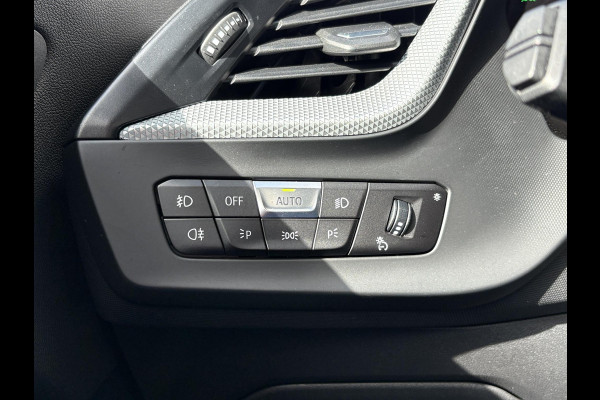 BMW 1-serie 118i Business Edition Plus 136pk Automaat | M Pakket | Navi | Stoelverwarming | PDC |