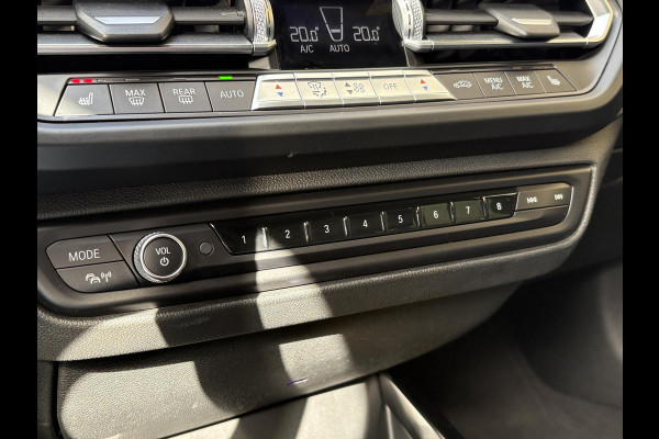 BMW 1-serie 118i Business Edition Plus 136pk Automaat | M Pakket | Navi | Stoelverwarming | PDC |