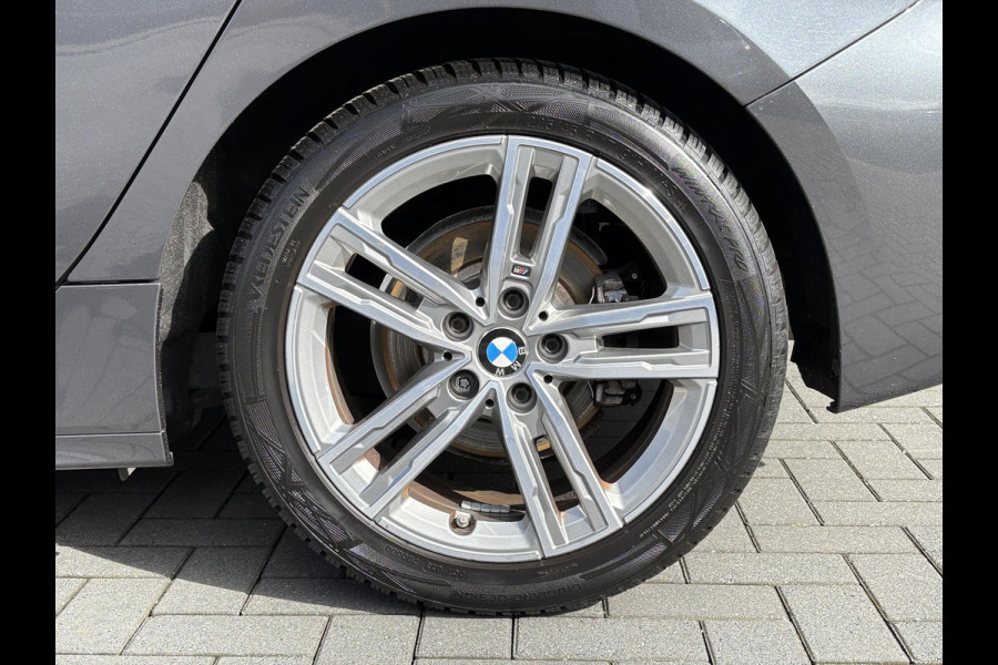 BMW 1-serie 118i Business Edition Plus 136pk Automaat | M Pakket | Navi | Stoelverwarming | PDC |