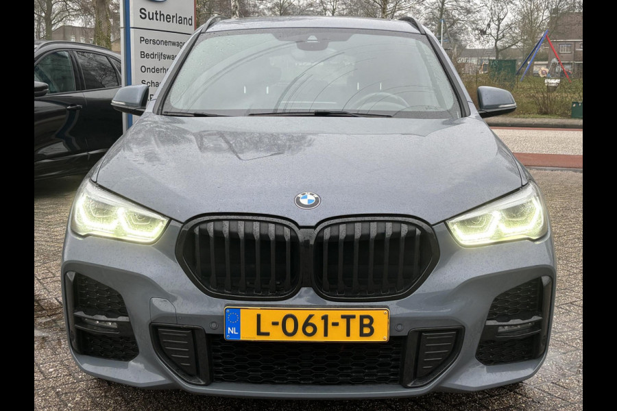 BMW X1 xDrive25e eDrive M Sport | Plug-in Hybride | PHEV | 220pk | Panoramadak | Storm Bay Metallic | 19 inch | M Pakket | Camera | Sportstoelen | Led verlichting | Head Up Display | Shadowline Exterieur