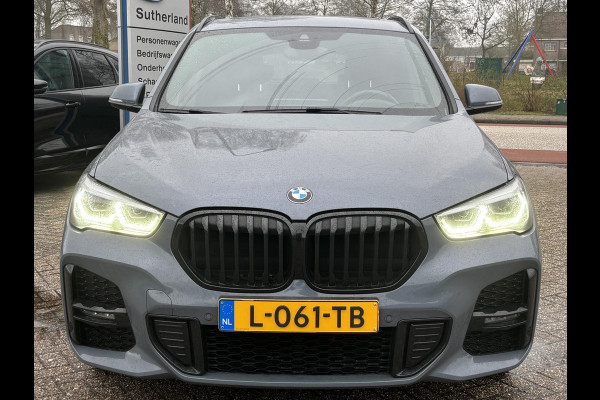 BMW X1 xDrive25e eDrive M Sport | Plug-in Hybride | PHEV | 220pk | Panoramadak | Storm Bay Metallic | 19 inch | M Pakket | Camera | Sportstoelen | Led verlichting | Head Up Display | Shadowline Exterieur