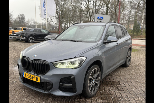BMW X1 xDrive25e eDrive M Sport | Plug-in Hybride | PHEV | 220pk | Panoramadak | Storm Bay Metallic | 19 inch | M Pakket | Camera | Sportstoelen | Led verlichting | Head Up Display | Shadowline Exterieur