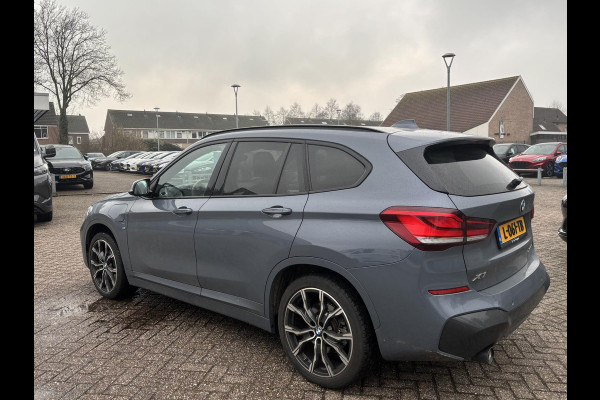 BMW X1 xDrive25e eDrive M Sport | Plug-in Hybride | PHEV | 220pk | Panoramadak | Storm Bay Metallic | 19 inch | M Pakket | Camera | Sportstoelen | Led verlichting | Head Up Display | Shadowline Exterieur