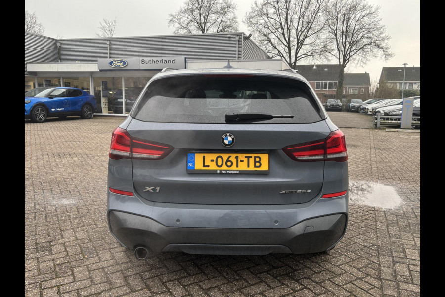 BMW X1 xDrive25e eDrive M Sport | Plug-in Hybride | PHEV | 220pk | Panoramadak | Storm Bay Metallic | 19 inch | M Pakket | Camera | Sportstoelen | Led verlichting | Head Up Display | Shadowline Exterieur