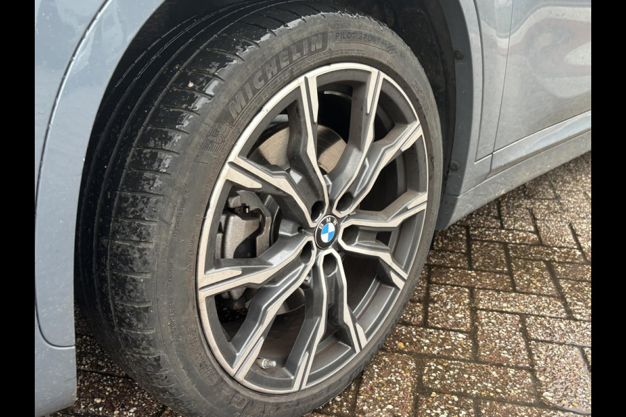 BMW X1 xDrive25e eDrive M Sport | Plug-in Hybride | PHEV | 220pk | Panoramadak | Storm Bay Metallic | 19 inch | M Pakket | Camera | Sportstoelen | Led verlichting | Head Up Display | Shadowline Exterieur