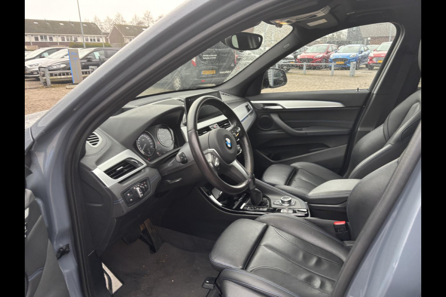 BMW X1 xDrive25e eDrive M Sport | Plug-in Hybride | PHEV | 220pk | Panoramadak | Storm Bay Metallic | 19 inch | M Pakket | Camera | Sportstoelen | Led verlichting | Head Up Display | Shadowline Exterieur