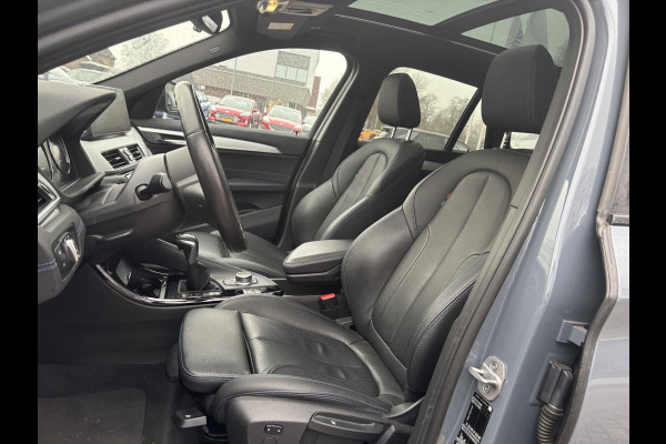 BMW X1 xDrive25e eDrive M Sport | Plug-in Hybride | PHEV | 220pk | Panoramadak | Storm Bay Metallic | 19 inch | M Pakket | Camera | Sportstoelen | Led verlichting | Head Up Display | Shadowline Exterieur