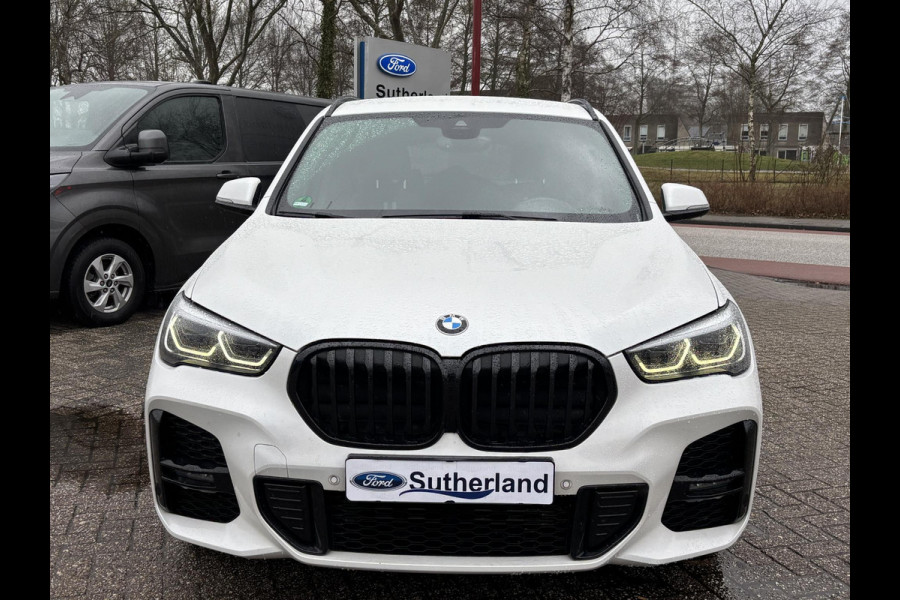 BMW X1 xDrive25e M Sport | 220 PK PHEV | Plug-in Hybride | M pakket | Trekhaak | 19 inch | Camera | Sportstoelen | Stoelverwarming | Adaptive Led | Individual dakhemel | Elektrische achterklep