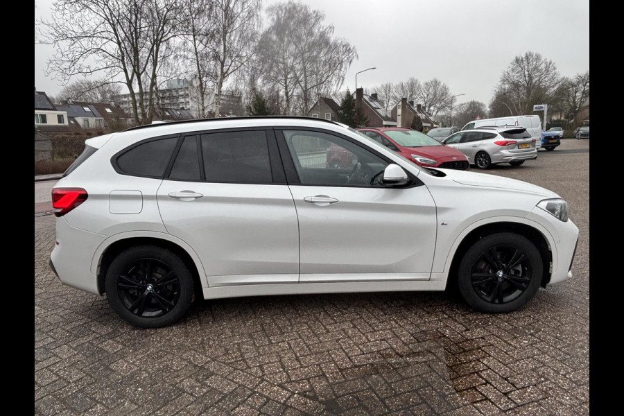 BMW X1 xDrive25e M Sport | 220 PK PHEV | Plug-in Hybride | M pakket | Trekhaak | 19 inch | Camera | Sportstoelen | Stoelverwarming | Adaptive Led | Individual dakhemel | Elektrische achterklep