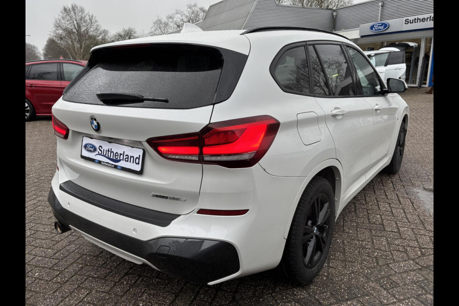 BMW X1 xDrive25e M Sport | 220 PK PHEV | Plug-in Hybride | M pakket | Trekhaak | 19 inch | Camera | Sportstoelen | Stoelverwarming | Adaptive Led | Individual dakhemel | Elektrische achterklep